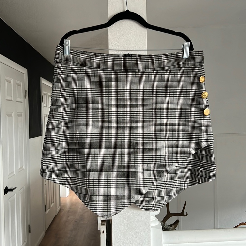Attirance black and white plaid skort with gold buttons down the side size 3X